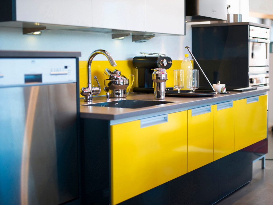 Świeże kolory, elektryczny niebieski, soczysty żółty lub gorąca czerwień dominują w nowoczesnych kuchniach.