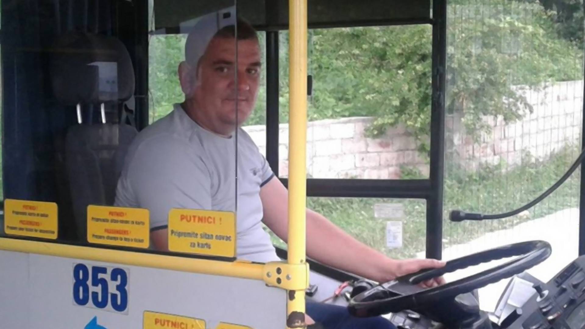 Vozač autobusa skrenuo sa trase da ženu s bolesnim detetom odveze u Hitnu