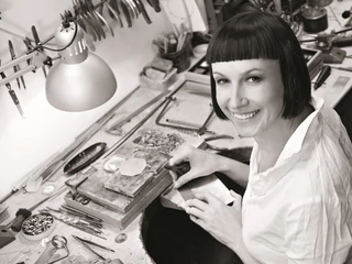 Anna Orska – projektantka artystycznej biżuterii i właścicielka marki Orska. Nam opowiada, skąd przywozi pomysły na swoje nowe kolekcje