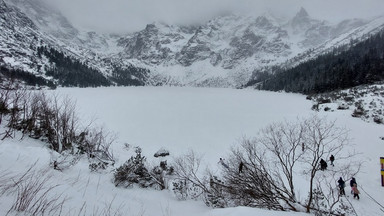 Tatry: bardzo trudne warunki i apel o niewchodzenie na zamarzające stawy