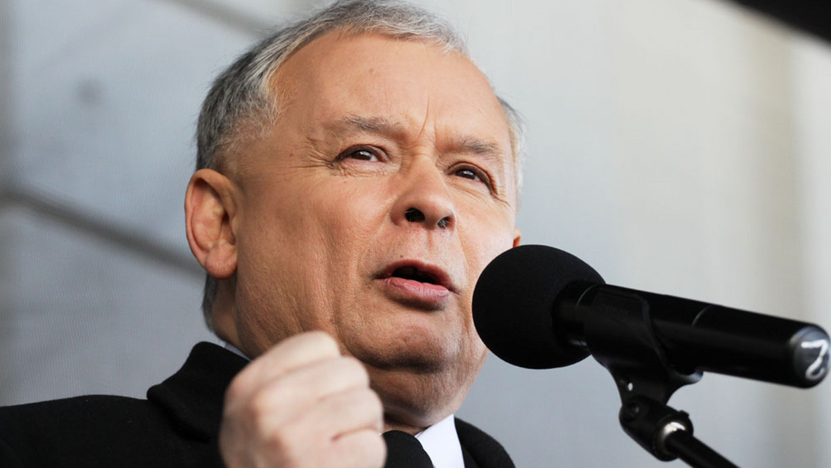 Jarosław Kaczyński, w rocznicę pogrzebu Lecha Kaczyńskiego, przedstawia testament polityczny swojego brata, który zamierza kontynuować. - Chcę napisać o testamencie politycznym mojego śp. Brata, który zostawił mi i nam wszystkim, swoim rodakom, ludziom, którzy uważają, że choć on już nie żyje, to żyją ideały, którym służył całe życie, żyją idee, które wypracowywał, by stały się polską rzeczywistością i polską przyszłością - pisze na stronie internetowej PiS.