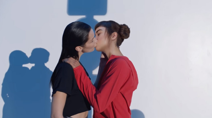 Elnézést kért új reklámja miatt az LMBTQ-közösségtől a Calvin Klein /Fotó: YouTube