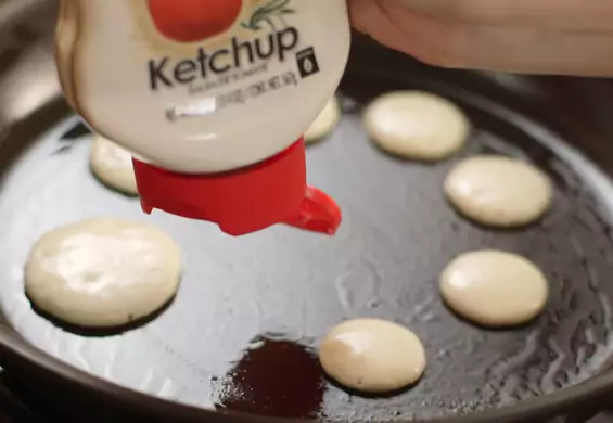 Oto prosty sposób na kształtne naleśniki z wykorzystaniem… butelki po ketchupie