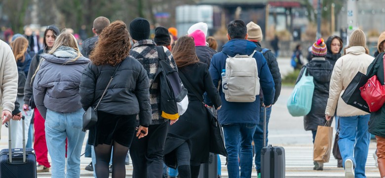 "8 tys.? Proszę pani, tutaj nikt takich pieniędzy nie widział". Ile naprawdę zarabia przeciętny Polak