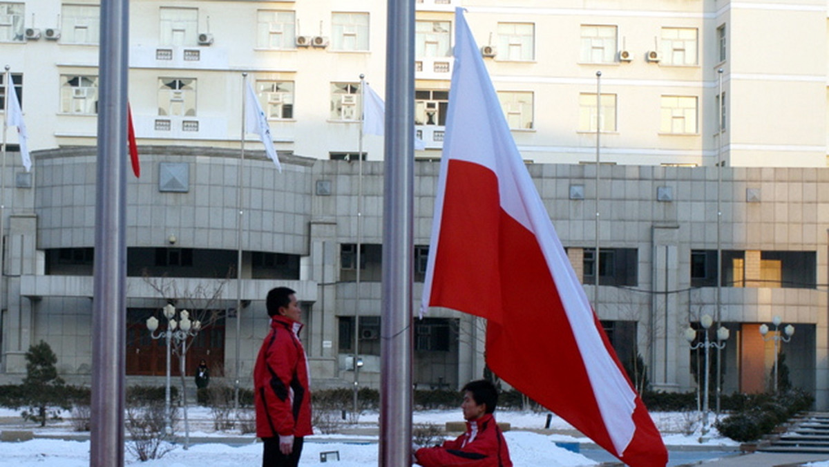 Prawo i Sprawiedliwość nadal próbuje kreować swoją wizje polityki historycznej i patriotyzmu. Najnowszy pomysł parlamentarzystów PiS dotyczy świąt państwowych, zwłaszcza 3 maja i 11 listopada, a dokładnie wywieszanych wtedy flag. PiS chce, aby było to obowiązkowe dla każdego - informuje serwis tvp,info.