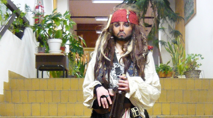 Vajon ki oly bátor, hogy ne Madarász Violára, alias Jack Sparrow-ra szavazzon a blikk.hu-n?