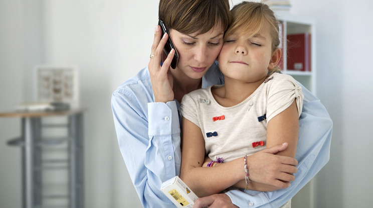 Telefonon is kérhetünk tanácsot / Fotó: Shutterstock