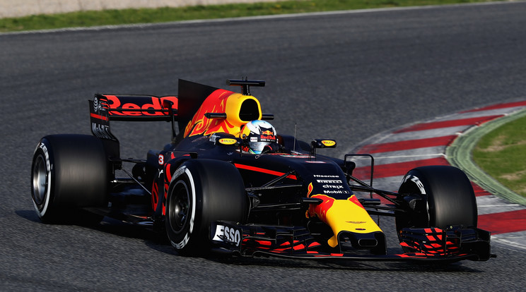 A Red Bull autóját a 13-as szám határozta meg, éppen ezért az RB13-ról 13.13 órakor közölték az első felvételt. A kocsi a többivel ellentétben matt festést kapott. Egyedül az osztrák istálló volt képes tavaly futamot nyerni a Mercedesen kívül. /Fotó: Europress-Getty Images