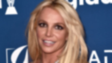 Britney Spears w ciasnej sukience opięła piersi i odsłoniła nóżki