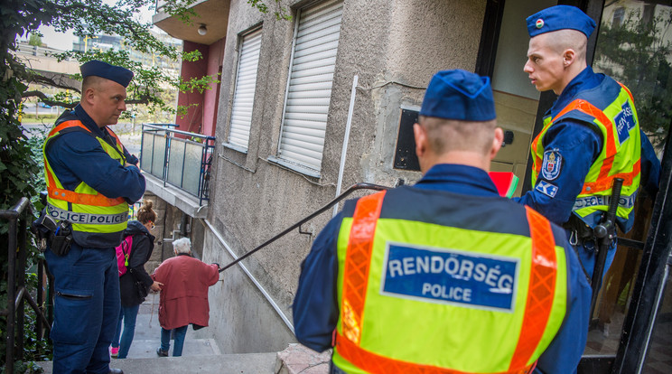 Bombák a BAH-csomópontnál – a rendőrök ürítik ki a környékbeli házakat/ Fotó: MTI/Balogh Zoltán