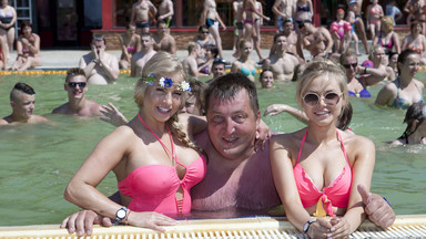 Ola Ciupa, Paula Tumala i Adam Kraśko baraszkują w basenie