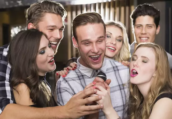7 piosenek na karaoke, po zaśpiewaniu których będziecie jeszcze lepszymi przyjaciółmi