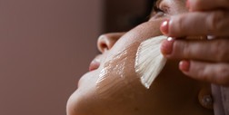 Peeling, który daje efekt nowej skóry – wielopoziomowo złuszcza! Ma konsystencję płynnej galaretki
