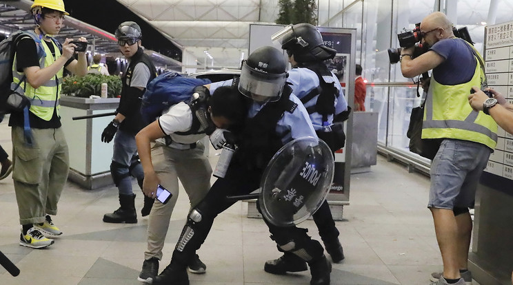 Egyre gyakrabban torkoll erőszakba a hong-kongi tüntetők és a rendőrség találkozása /Fotó: MTI - AP - Kin Cseung