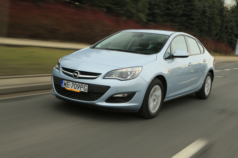 Opel Astra 1.4 Turbo LPG - nocny sedan zasilany gazem