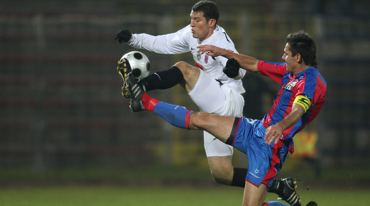 2009. 11. 01.
André Alves (fehérben) vezetésével 4-2-re nyert Angyalföldön a Videoton. Azóta nem örülhetett győzelemnek idegenben a Vasas ellen/Fotó:Ras archív