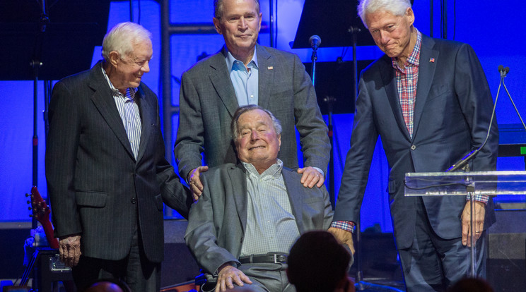Időseb Bush volt amerikai elnökök körében egy jótékonysági koncerten, vállán fia, George Bush kezeivel  /Fotó:AFP