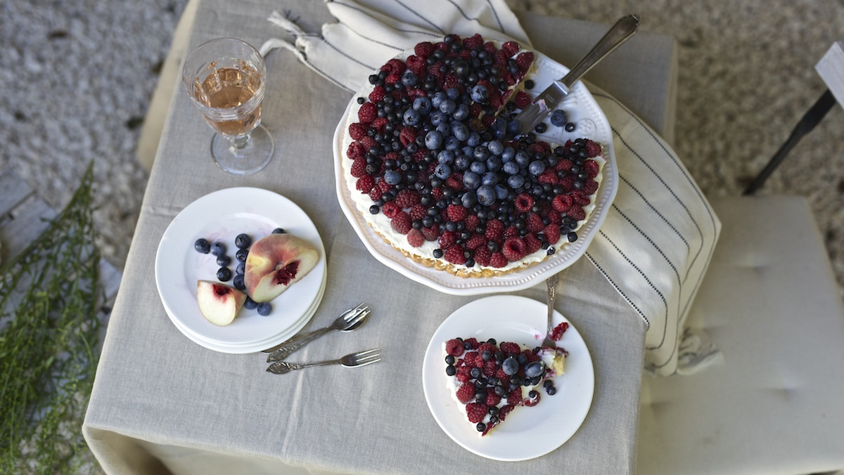 Tarta z owocami leśnymi to ciasto bardzo przyjemne - robi się je szybko, jest wyjątkowo smaczne i trudno je zepsuć. Jej zapach roznosi się po całym domu, przywołując miłe wspomnienia i obiecując chwilę wytchnienia przy kawałku dobrego ciasta i kawie lub ciepłym mleku. To prawdziwa uczta dla łasuchów.