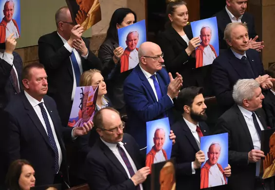 Sejm przyjął uchwałę ws. obrony dobrego imienia św. Jana Pawła II. "Takiej świętości nie damy szargać"