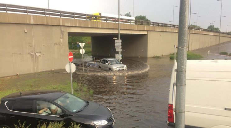 Hatalmas vihar érte el a fővárost kedd este, az autókat teljesen ellepte a víz