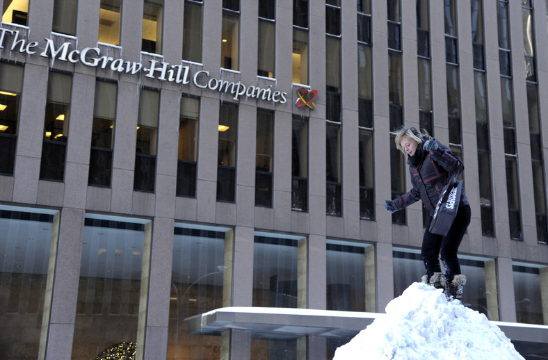 Zaspy przed siedzibą firmy McGraw-Hill w Nowym Jorku