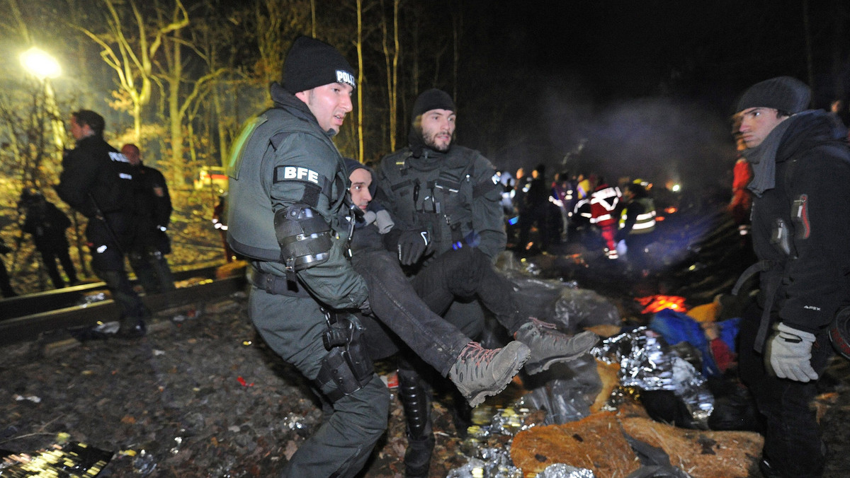 Policja przerwała w nocy z soboty na niedzielę blokadę torów w pobliżu Lueneburga w Dolnej Saksonii. Siedmiu aktywistów organizacji Greenpeace, protestujących przeciwko transportowi odpadów radioaktywnych, zostało usuniętych z torów razem z szyną.