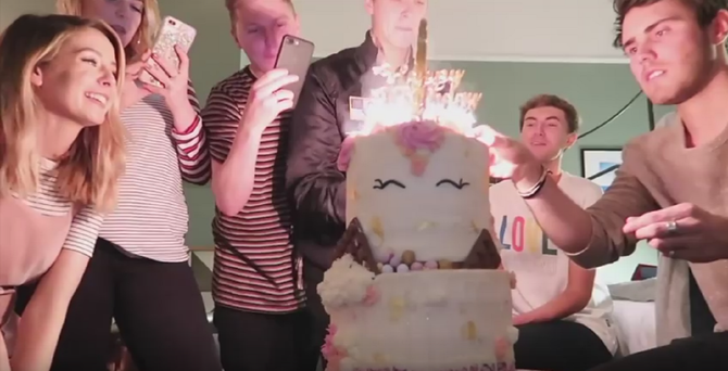 Godina se završava duvanjem svećica za 27. rođendan