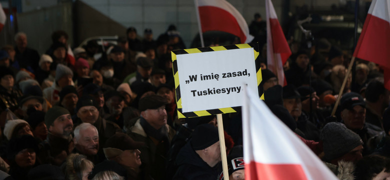 Demonstracja w obronie TVP. "Rura nam nie zmięknie"