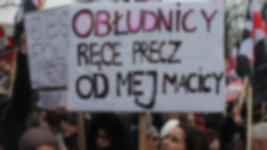 "Obłudnicy, ręce precz od mej macicy!" Transparenty na "czarnym proteście"