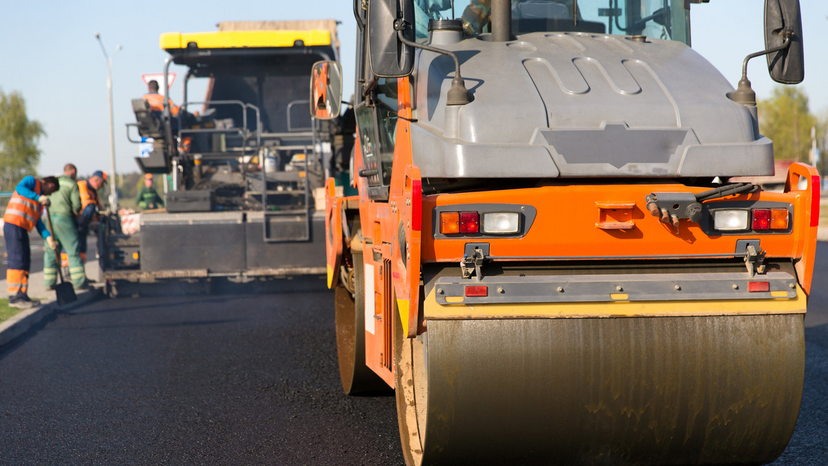 Za 46 mln zł wyremontowano 30 km dróg, nową nawierzchnię zyskały chodniki przy 21 ulicach, powstało 50 km ścieżek rowerowych. Stołeczny ZDM podsumował ubiegły rok. W tym najważniejszymi inwestycji będą m.in. przystosowanie mostu Łazienkowskiego do ruchu rowerowego, modernizacja terenów Targówka Mieszkaniowego, realizacja projektu "Zielona Świętokrzyska" czy uruchomienie sieci wypożyczalni samochodów.