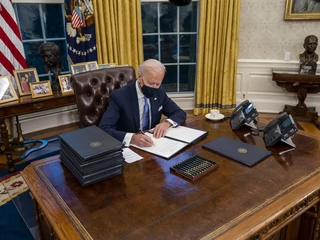 Prezydent Joe Biden podpisuje pierwsze akty prawne