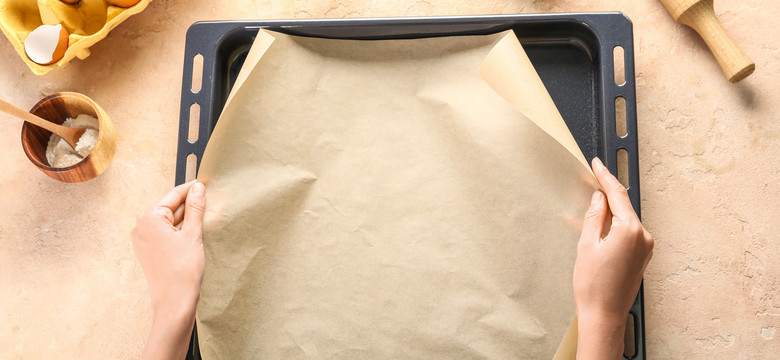 Czym zastąpić papier do pieczenia? Nie idź do sklepu, masz to w kuchni