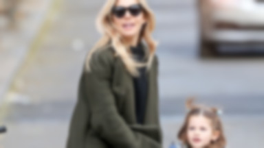 Sienna Miller odprowadza córkę do szkoły. Marlowe jest podobna do mamy?