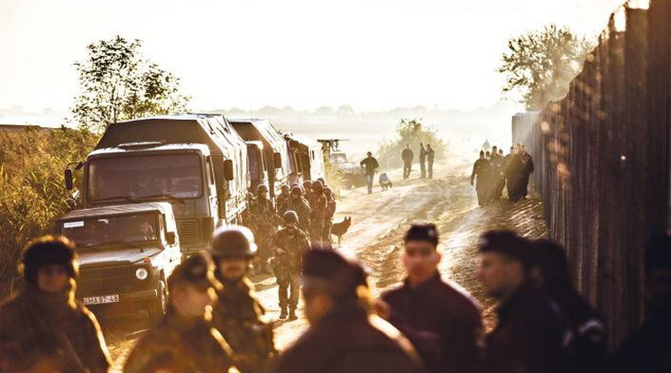 Katonák a lezárt magyar határon / Fotó: MTI - Mohai Balázs