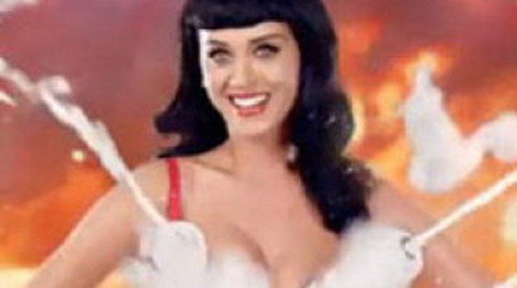Tejszínhab spriccel Katy Perry melleiből - videó