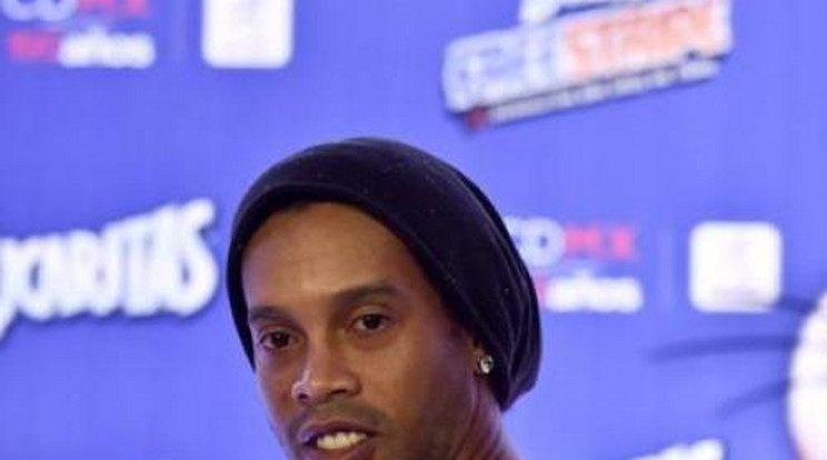 Árokba csúszott Ronaldinho kocsija