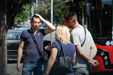 Kontrolori objašnjavaju proceduru putniku bez karte