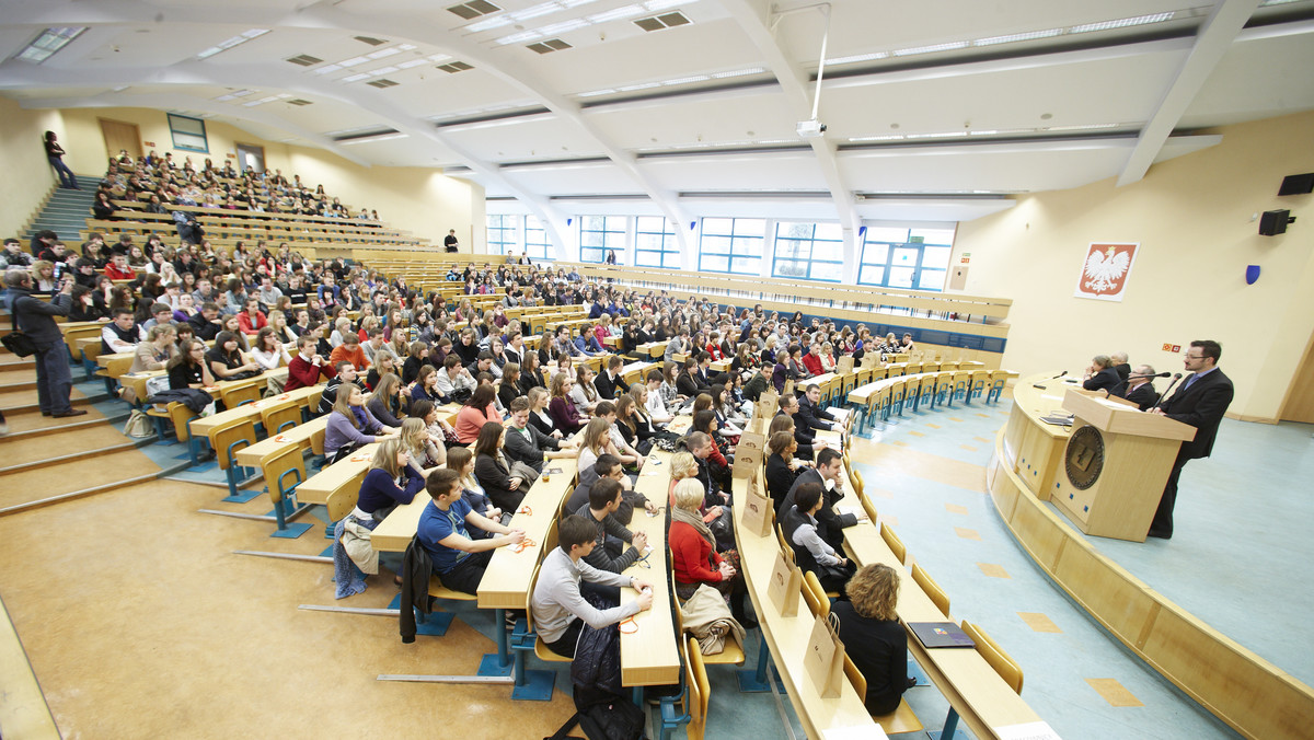 Specjalne stypendia, ciekawe zajęcia dodatkowe i studenci zagraniczni, to kilka sposobów wyższych uczelni na zdobycie nowych studentów i walkę z niżem demograficznym. Zdaniem przedstawicieli uczelni, liczba studentów maleje, ale "katastrofy na razie nie ma".