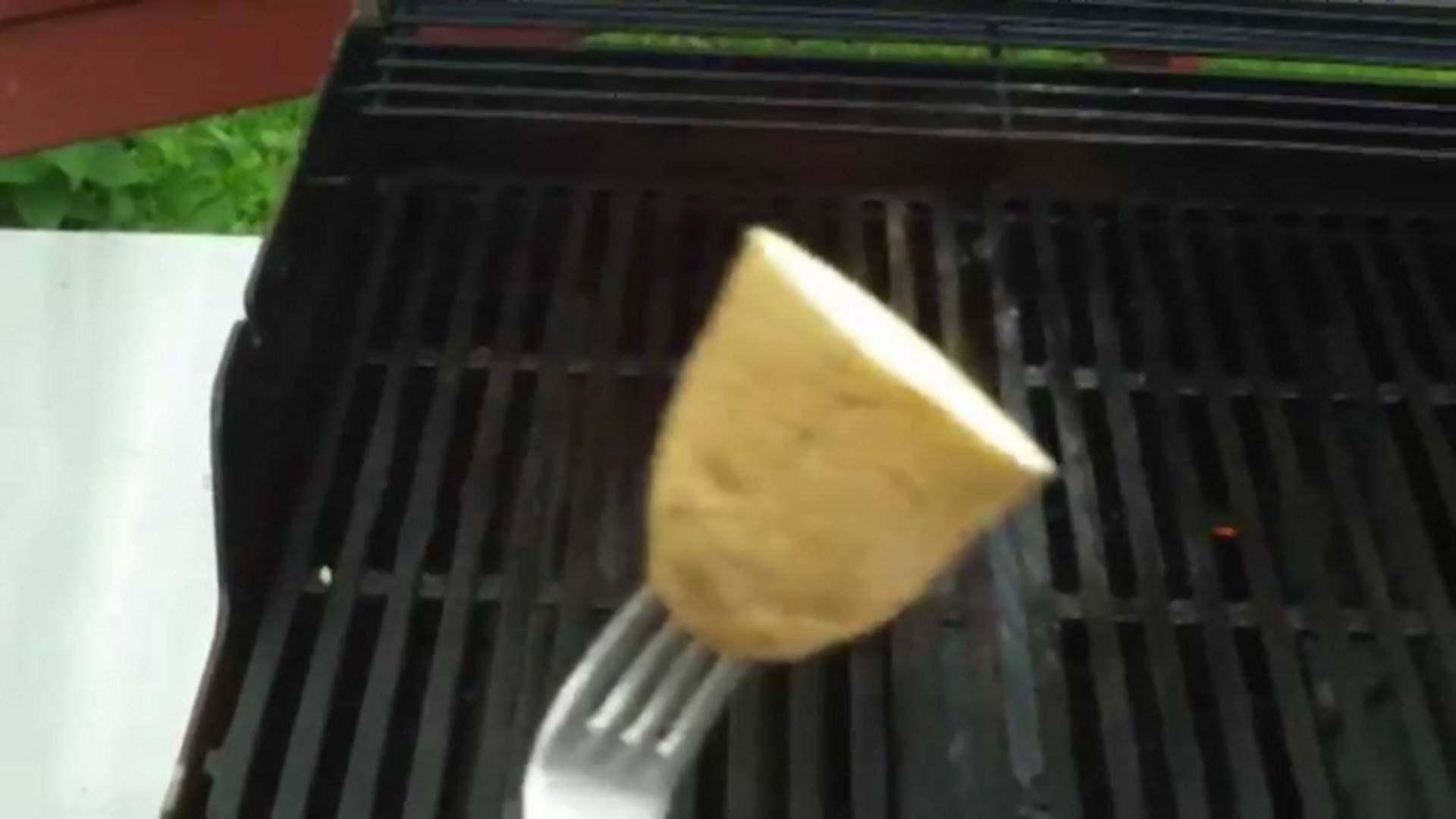 Genijalan trik sa krompirom garantuje savršeno roštiljanje za Prvi maj