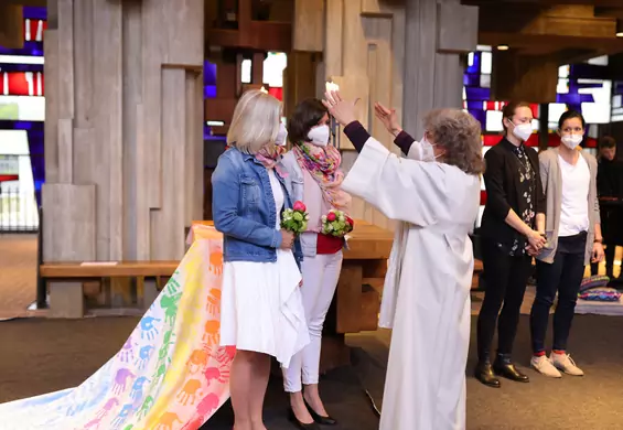 Biskupi będą błogosławić pary jednopłciowe. Postawili się Watykanowi