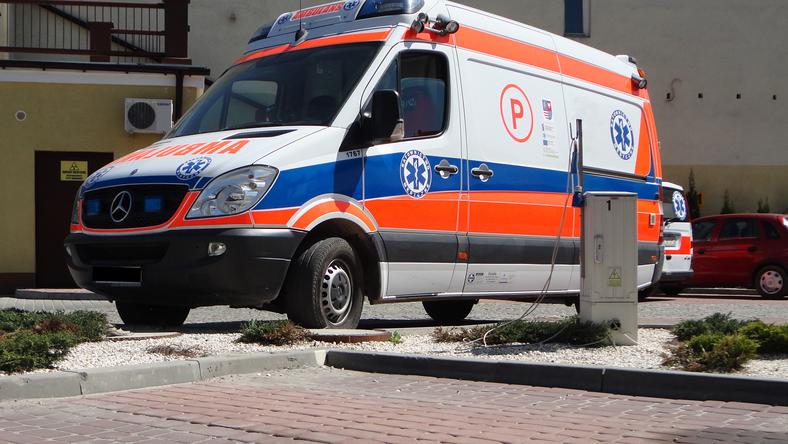 Wypadek karetki we Włocławku, trzy osoby ranne Kujawsko