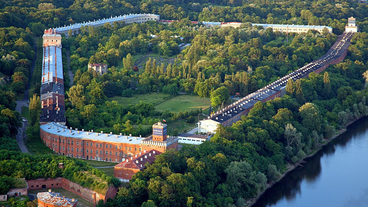 Mało kto wie, że w Polsce jest najdłuższy budynek w Europie i drugi pod względem długości na świecie.  Jego powierzchnia jest wielokrotnie większa nie tylko od Zamku Królewskiego na Wawelu, ale i zamku malborskiego, a nawet od całkowitej powierzchni obydwu tych warowni.