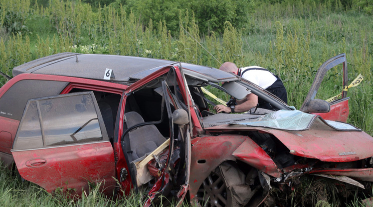 Egy ember meghalt az autóban / Fotó: MTI - Vajda János