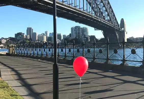 O co chodzi z czerwonymi balonikami na ulicach Sydney? Odpowiedź już niebawem w kinach