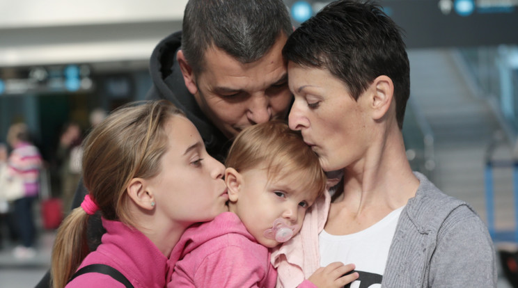 Hanna (képünkön középen) és családja, mielőtt 3 éve elutaztak
a műtétre /Fotó: Gy. Balázs Béla