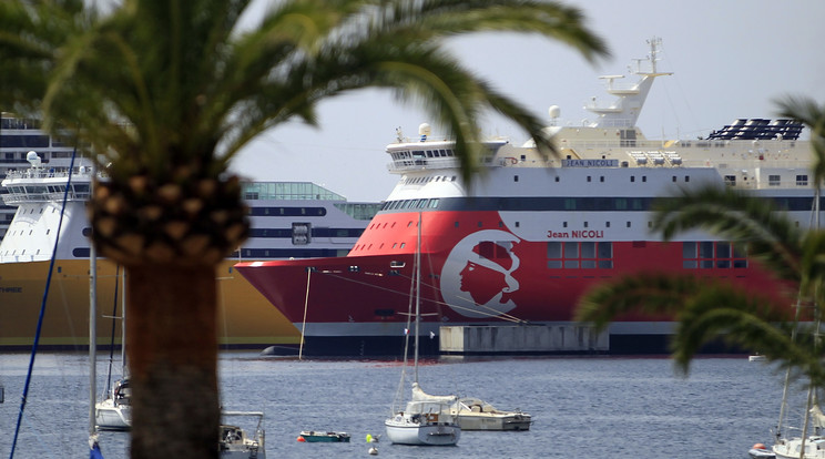 A hajó hatalmas /Fotó: AFP