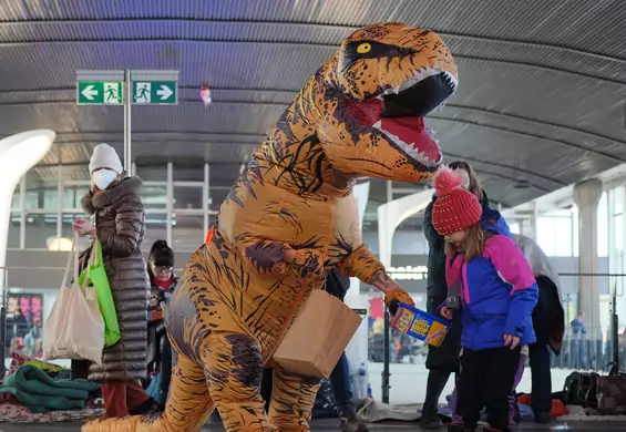 Tomek w przebraniu dinozaura pomaga dzieciom uchodźców. "Stworzymy ekipę ludzi-maskotek"