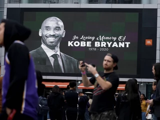 Fani gromadzą się pod halą w Los Angeles, aby uczcić pamięć Kobe'ego Bryanta