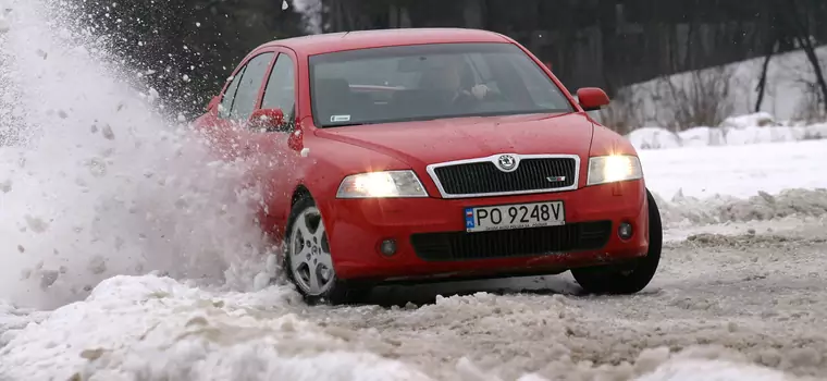 Kulig za autem, drifty na parkingu. Czy wiesz, co grozi za zimowe "zabawy"?