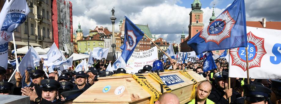  Protest policjantów trwa od 10 lipca. 16 lipca dołączyli do nich funkcjonariusze Straży Granicznej, Służby Więziennej, Państwowej Straży Pożarnej i Służby Celno-Skarbowej